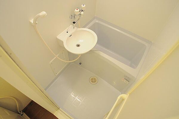 画像3:浴室乾燥機つきで雨の日も安心です。