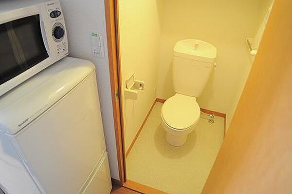 画像7:トイレ。お風呂通り抜けタイプ。ゆったりとしたスペース。