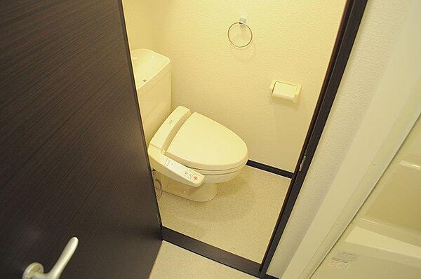 画像7:トイレには快適な温水洗浄便座付き