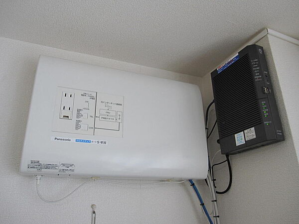 最新型の光通信マルチメディア（Ｓギガボード100/1000）を持ち、各お部屋に有線配線が完備しております。リモートワークや余暇にストレスなくネットを楽しめそうです。