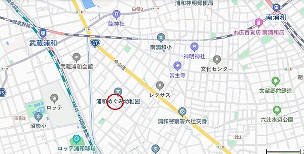 幼稚園、小学校、中学校が遠くなく、駅も徒歩１３分で通勤通学にも便利な立地です。スーパーが沢山あるのも便利です。