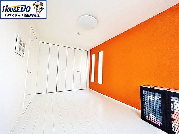 温かみのあるオレンジ色のアクセントクロスはお部屋の印象を楽しいく明るい雰囲気にしてくれます。