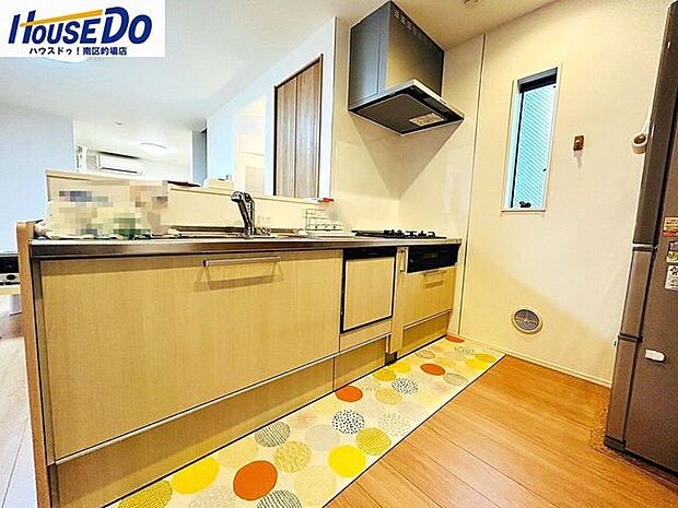 リビングが見渡せる開放的な対面キッチン。明り取りや換気に便利な窓もあります。