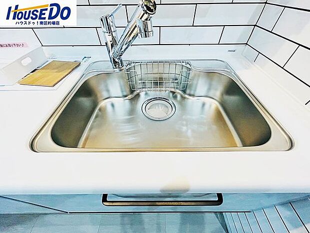 野菜やお米など洗う際も安心の浄水器付きシャワー水栓採用。シンクは大きな鍋やフライパンもゆったり洗えるワイドサイズ。水はね音など軽減する静音タイプ。