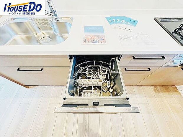 【同社施工例】食器を洗浄・乾燥してくれる食洗器があると家事の時間を短縮して家族との時間を増やせそうです。手洗いに比べて節水できて洗いものによる手荒れからも解放されますね。