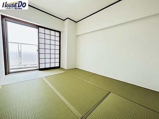 気軽にゴロンと横になれる和室はお子様のお昼寝や家事スペース、来客時には客間として使える畳の香りでリラックスできる空間です。