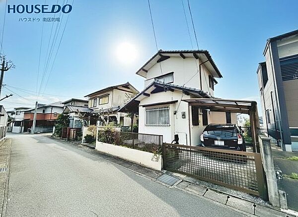 片縄小まで徒歩9分。スーパーや郵便局、病院が徒歩15分圏内で生活利便の良い立地。