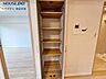 収納：常温で保存できる食品や飲料の備蓄品や普段使用しない調理器具などの保管に重宝するパントリー。