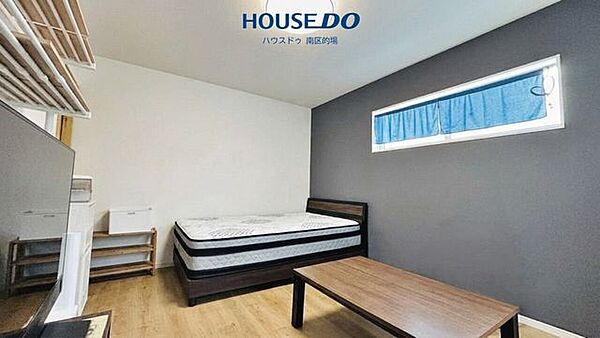 ※ＡＩにより家具・家電・小物を消し、空室をイメージした画像です。アクセントクロスがシックな主寝室。上品で落ち着きがある壁紙はお部屋に開放感を出し広く見せる効果があります。