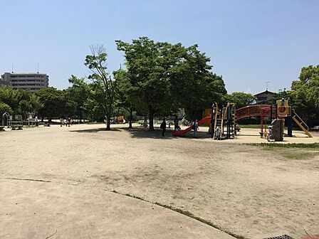 三宅中央公園 300m