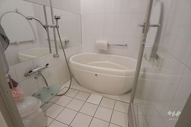 浴室。まるでフランス映画に出てきそうなおしゃれなバスルーム。洋風のバスタブに白いタイル、扉はガラスなので広く感じられます!!［2023年6月9日撮影］