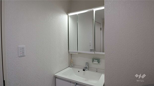 洗面室。鏡の裏の収納が豊富です。コンセントがあり、身支度にも便利です。［2023年7月14日撮影］