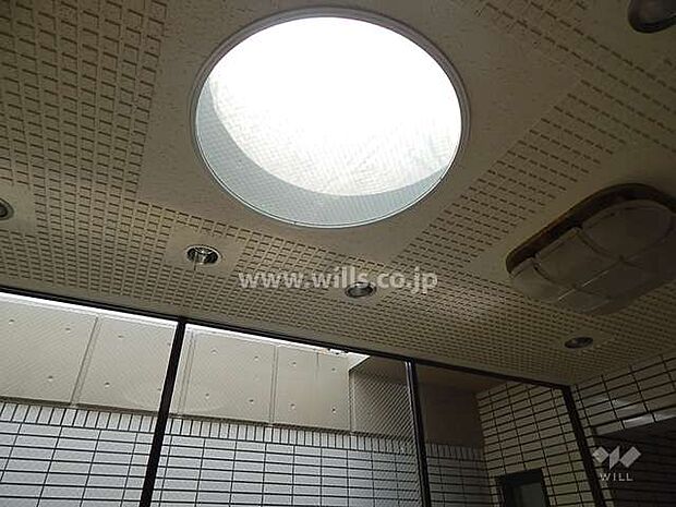 エントランスホールの円形の天窓