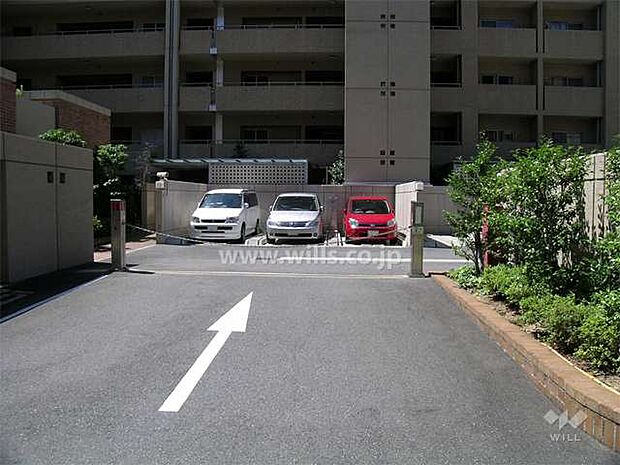 ロボットゲート付きの駐車場入り口