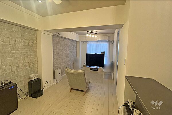 LDK約12.6帖あります。窓から差し込む光がお部屋の雰囲気を明るくします。ソファーやダイニングテーブルを置いて家族の憩いの場としてゆっくり過ごすことができます。［2025年12月14日撮影］