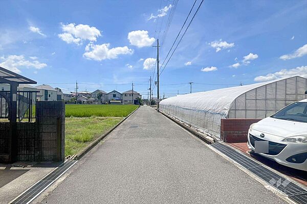 物件の西側前面道路（北側から）［2025年7月28日撮影］