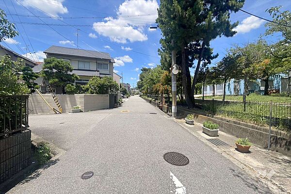物件の北側前面道路（東側から）［2025年7月28日撮影］