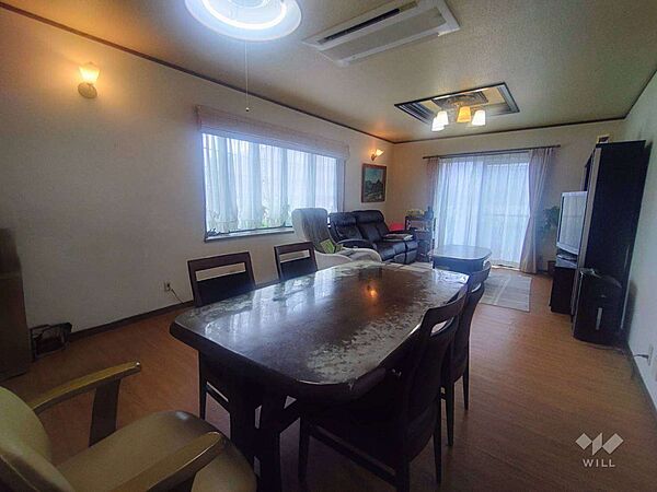 ～LDK～約20.8帖あります。窓から差し込む光がお部屋の雰囲気を明るくします。ソファーやダイニングテーブルを置いて家族の憩いの場としてゆっくり過ごすことができます。