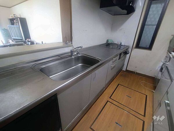 キッチンカウンターキッチンから、広いリビングを見渡すことができますので、ご家族とコミュニケーションを取りながら、テレビを見ながら、お料理ができます！食器洗浄機つきですので、家事の手間も省けます！