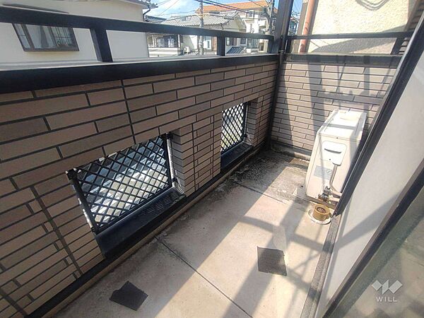 ～南側バルコニー～2階のから出入りできるバルコニーになっています。屋根がついているので、雨も入りにくくなっています。出幅が広いため、お洗濯物を干すには十分です。