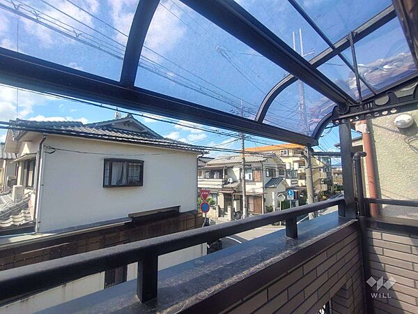 ～バルコニーからの眺め（南西方向）～前の建物と距離があるため、明るい光がしっかり入ってきます。南向きですので、採光、通風良好ですので、お洗濯物も良く乾きそうです！