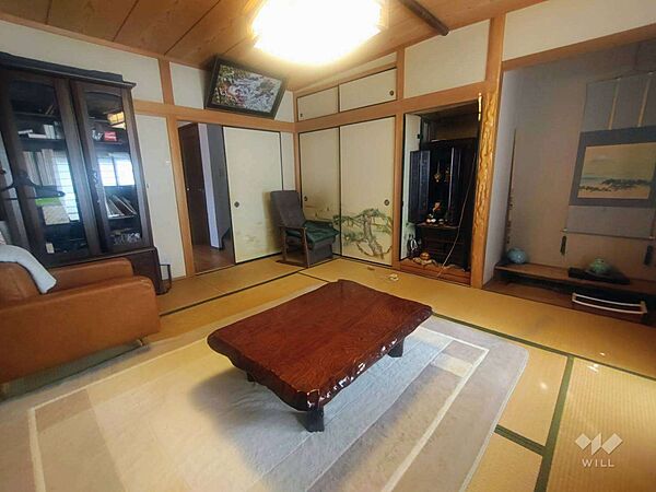 ～1階和室10帖～広々とした和室になっており、寝室としてはもちろん、客間、お子様のお昼寝スペースとしても重宝しそうです。また、物入もございますので、お荷物が多い方でも安心です。
