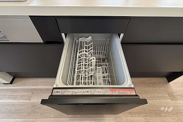 キッチン食器洗浄機付きですので、大きな汚れを軽く洗い流し、あとはセットするだけ。洗い物の時間削減でき、家事の手間が省けるのは嬉しいポイントですね！［2025年9月6日撮影］