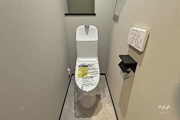 ～トイレ～2025年8月トイレ新調済みですので、気持ちよくお使いいただけます。後ろの棚部分にトイレットペーパーやディフューザーなどを保管しておくことができます。［2025年9月6日撮影］