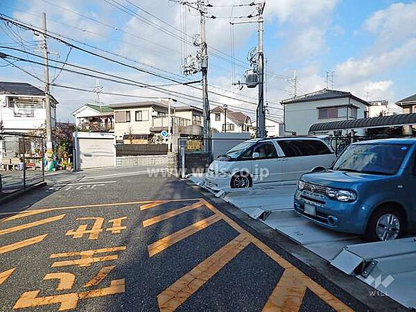 ～敷地内駐車場（屋外機械式）～前面の道幅も広いので、駐車がしやすそうです！最新の空き状況についてはお気軽にお問い合わせくださいませ！お車の出し入れがしやすく、毎日利用される方は大変便利です。
