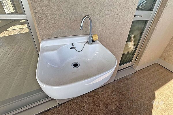 スロップシンクスロップシンクがあるため、お掃除やお部屋に持ち込みたくない洗濯物、お子様用のプールや、ガーデニング、家庭菜園なども楽しめて、大変便利になっております。［2025年9月6日撮影］