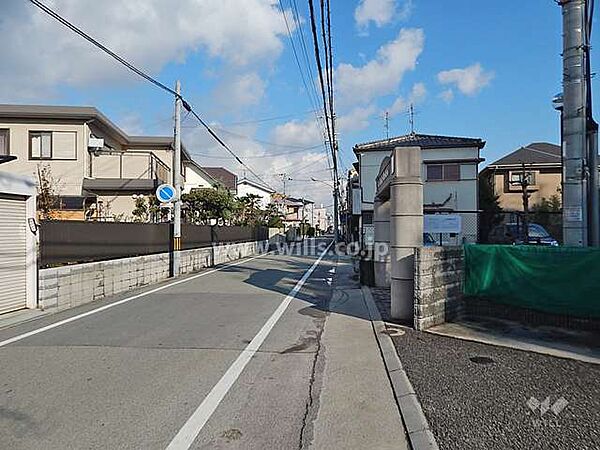 ～敷地北側の前面道路～小中学校、スーパーなどが徒歩10分圏内に揃っています。オール電化仕様で、エントランスにはオートロックが設置されています。なおペットの飼育が可能です。（諸条件有り）