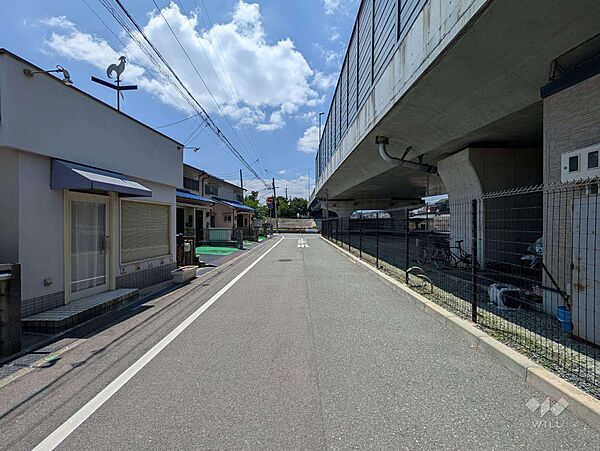 物件の北側前面道路（東側から）［2025年7月8日撮影］
