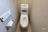 トイレ：～トイレ～2025年9月にトイレ新調済みですので、気持ちよくお使いいただけます。また、洗浄便座付きですので、清潔感をたもてます。［2025年11月15日撮影］
