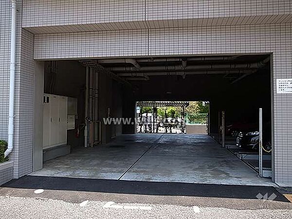 ～敷地内駐車場～入口が広いので、駐車もしやすそうです！空き状況に関しましては日々変動いたしますので、お気軽に担当者までお問い合わせ下さいませ。