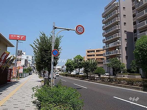 敷地西側の前面道路は、4車線のバス通り（産業道路）です。
