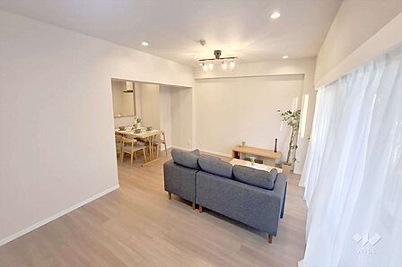 LDK約18.4帖あります。窓から差し込む光がお部屋の雰囲気を明るくします。ソファーやダイニングテーブルを置いて家族の憩いの場としてゆっくり過ごすことができます。［2026年1月29日撮影］