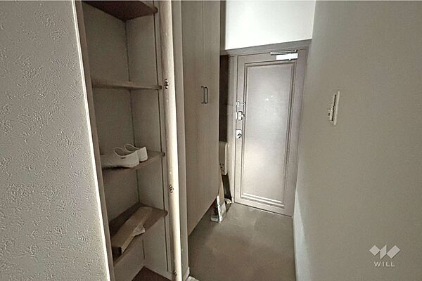 シューズボックスございますので、すっきりとした綺麗な状態が保てます。お部屋の中が覗かれにくい構造になっており、プライバシー面でも安心です！段差も少ないので、お子様や、お年寄りの方にも安心です！
