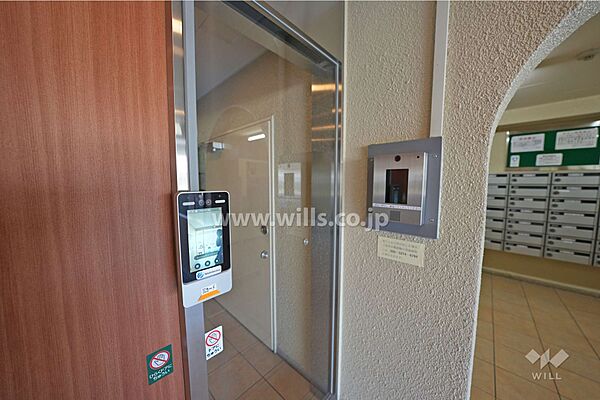 エントランスには顔認証付きオートロックが設置されています。女性のお客様、夜間の出入りやお子様がお留守番の際も安心になっております。