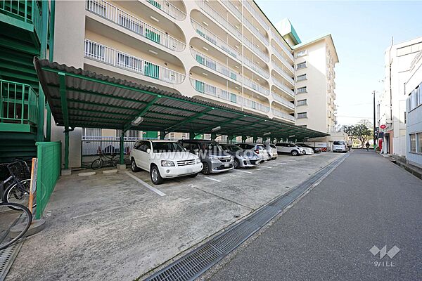 敷地内駐車場（屋外平面式ルーフ付き）屋根が付いておりますので、大切な愛車を雨から守ることができます。最新の空き状況に関しましては日々変動しますので、お気軽にお問い合わせくださいませ。