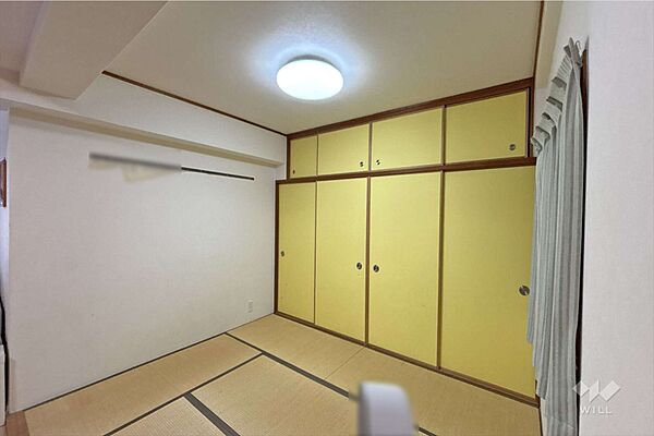 ～西側和室6帖～LDKとつながっているため広さを感じることができます！お子様のお昼寝のスペースやお遊びスペース、客間としても重宝しそうです。押入もございますので、お布団など収納していただけます。