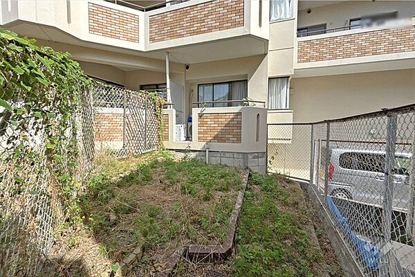 ～専用庭～専用庭がございますので、お子様がのびのびと遊んでいただくことが可能です。日光浴や家庭菜園、ガーデニングなども楽しめるかもしれません。［2025年9月28日撮影］