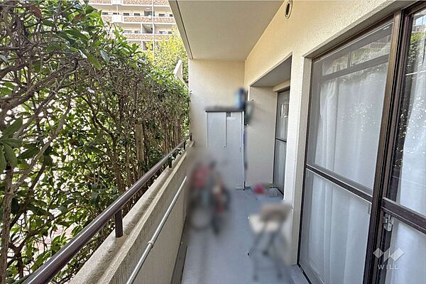 ～北東側バルコニー～お洗濯物を干すには十分なスぺースがございます！1階部分ですが、目の前には植栽があり、外からの視線も気になりません。［2025年9月28日撮影］