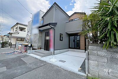 外観：～物件の外観（南西側から）～・全居室南側採光のプラン！・水廻りが近い位置に集約され家事動線良好な住戸！・摂陽小学校徒歩5分！［2026年8月6日撮影］