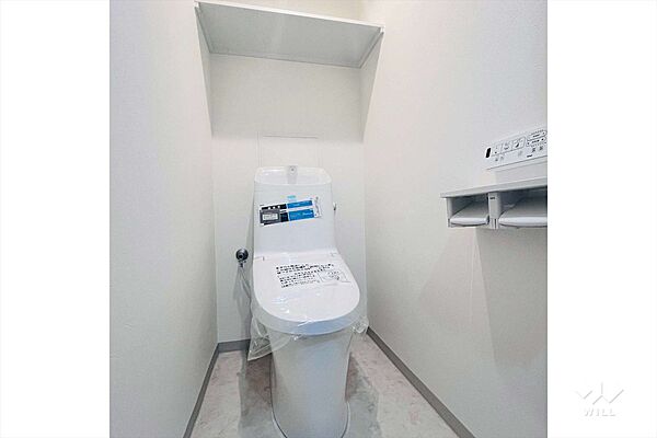 トイレ2025年10月にトイレ新調済みですので、気持ちよくお使いいただけます。上部にはトイレットペーパーなどの収納ができる棚が付いており、便利になっております。［2025年11月13日撮影］