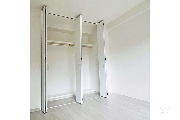～収納～北側洋室約6.1帖にあるクロ-ゼットです。洋服や趣味の荷物が多い方でも安心です。寝室としても子供部屋としても十分な広さです。［2025年11月13日撮影］