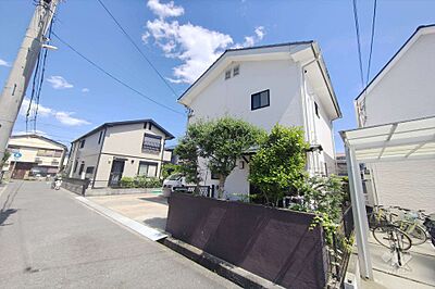 外観：～物件の外観（北西側から）～・駅からバス乗車約16分・徒歩2分！・敷地面積約71坪！・接道間口約13.2m！・車5台以上駐車可！（車種による）［2026年5月9日撮影］