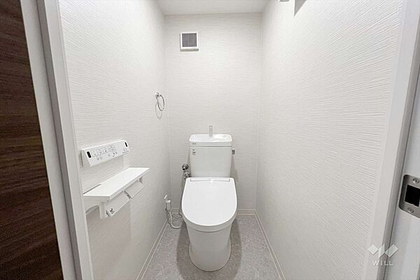 ～トイレ～2026年1月トイレ新調済みですので、気持ちよくお使いいただけます！洗浄便座つきなので清潔を保てます。タオル掛けもついております。［2026年5月21日撮影］