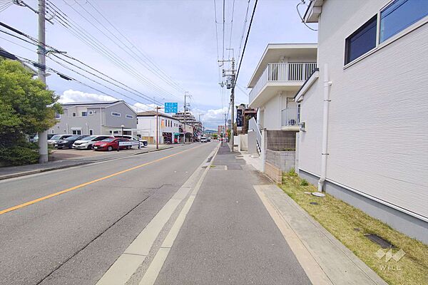 物件の西側前面道路（南側から）［2026年5月12日撮影］