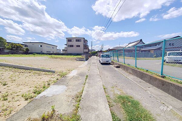 物件の北側前面道路（東側から）［2026年5月29日撮影］
