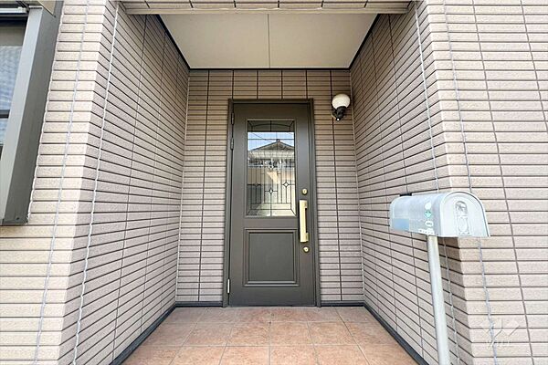 ～物件の玄関～2階部分が屋根代わりになっているため、雨の日の出入りもスムーズです！ポストがお洒落になっております！［2026年5月19日撮影］
